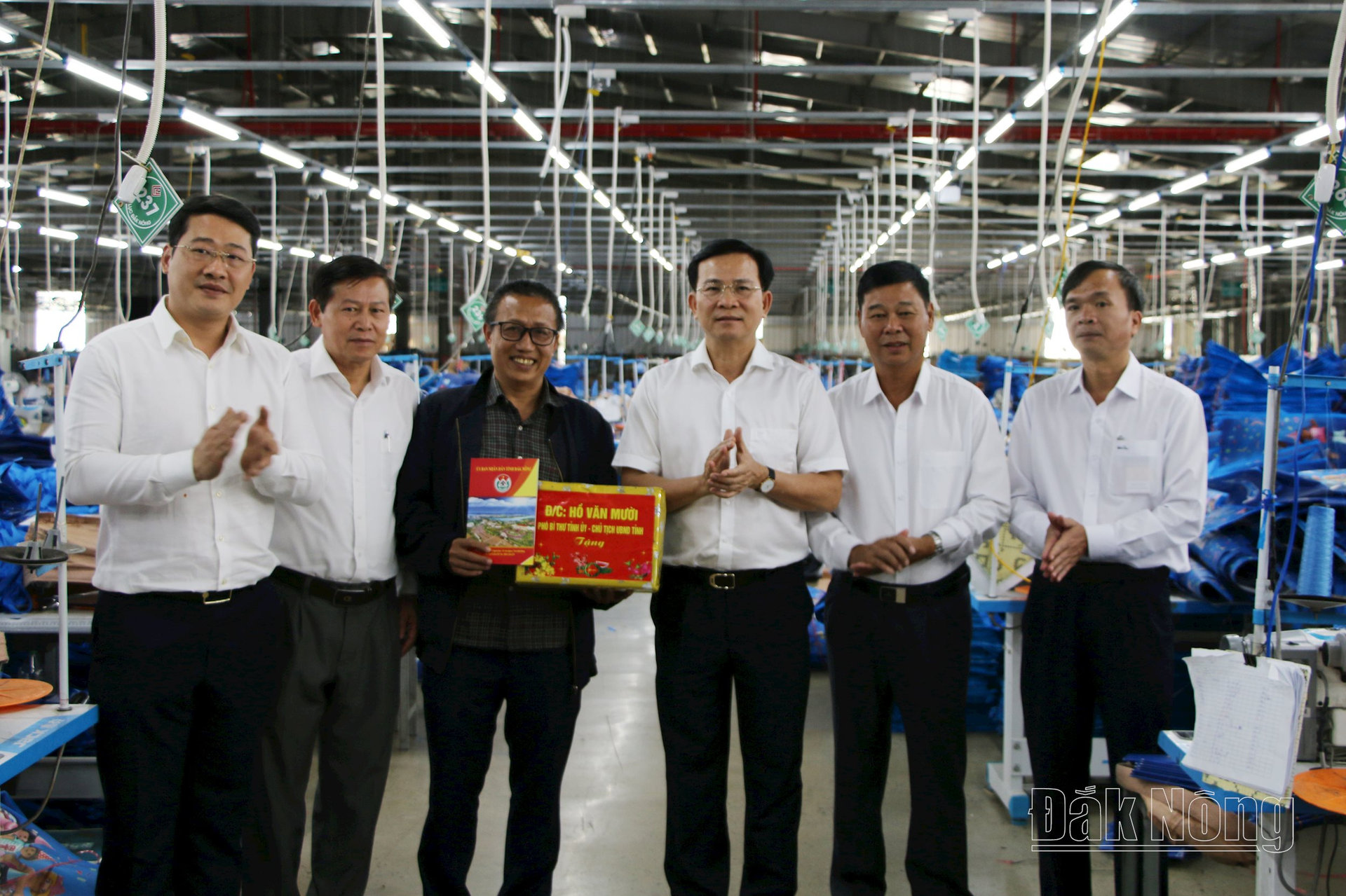 Đồng chí Hồ Văn Mười thăm, tặng quà doanh nghiệp, người lao động tại huyện Cư Jút